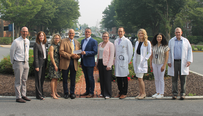 Penn Entertainment Foundation presents the Reading Hospital Foundation with donation - Group image